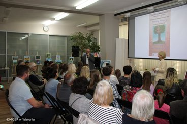 „Czarowna planeta” - wernisaż wystawy Marceliny Petrowicz w wieluńskiej bibliotece